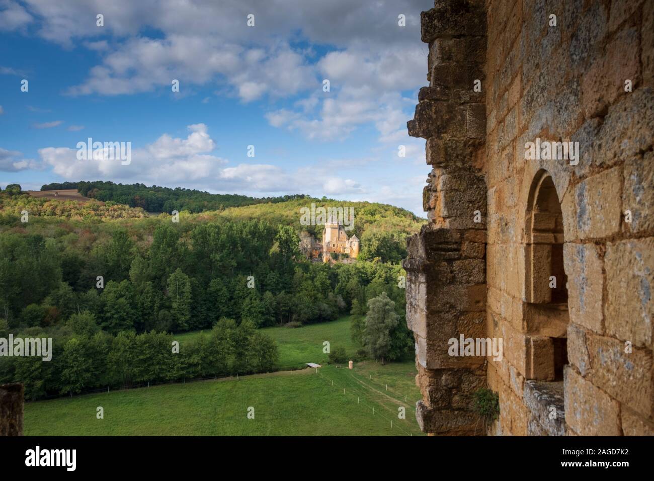 Blick auf das Chateau De Laussel von Château de Commarque, einer zerstörten Hügel Schloss zwischen Sarlat und Les Eyzies, Dordogne, Frankreich Stockfoto