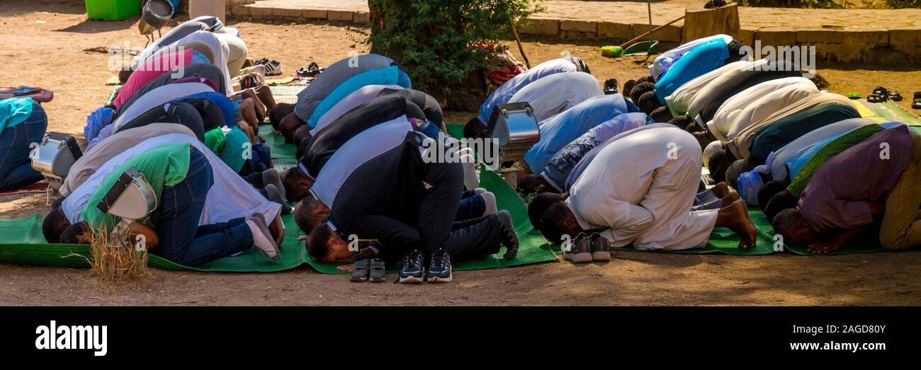 November 2019, Ägypten - Muslimische Männer beten, während "Aufruf zum Gebet "Philae Tempel Stockfoto