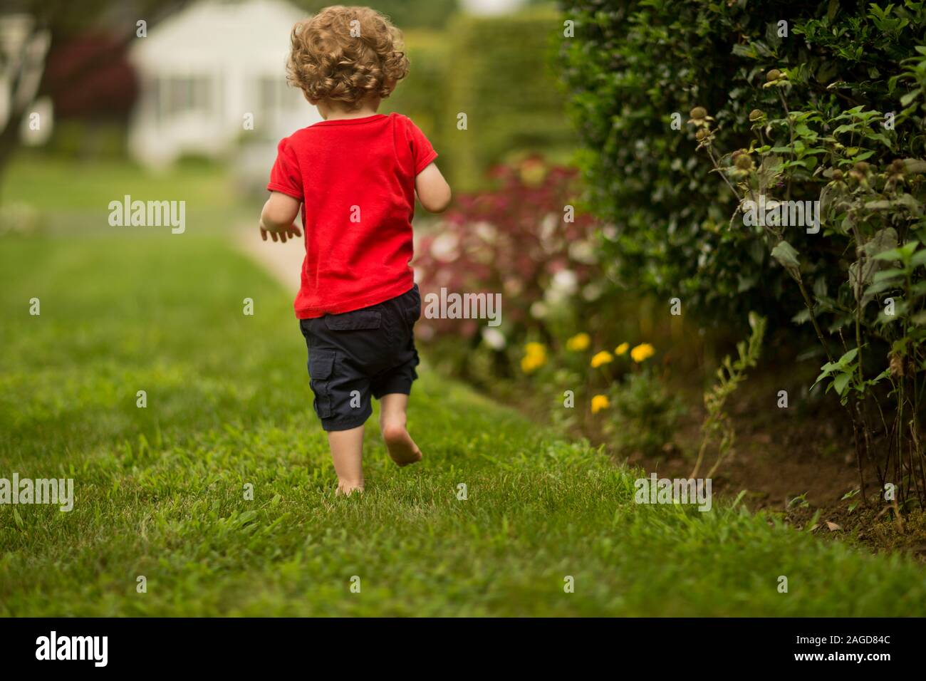 Junge wandern in einem Hinterhof. Stockfoto