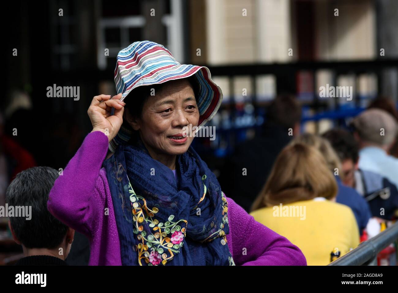 Ältere Dame in einem Sommer Hut für die Kamera posieren Stockfoto