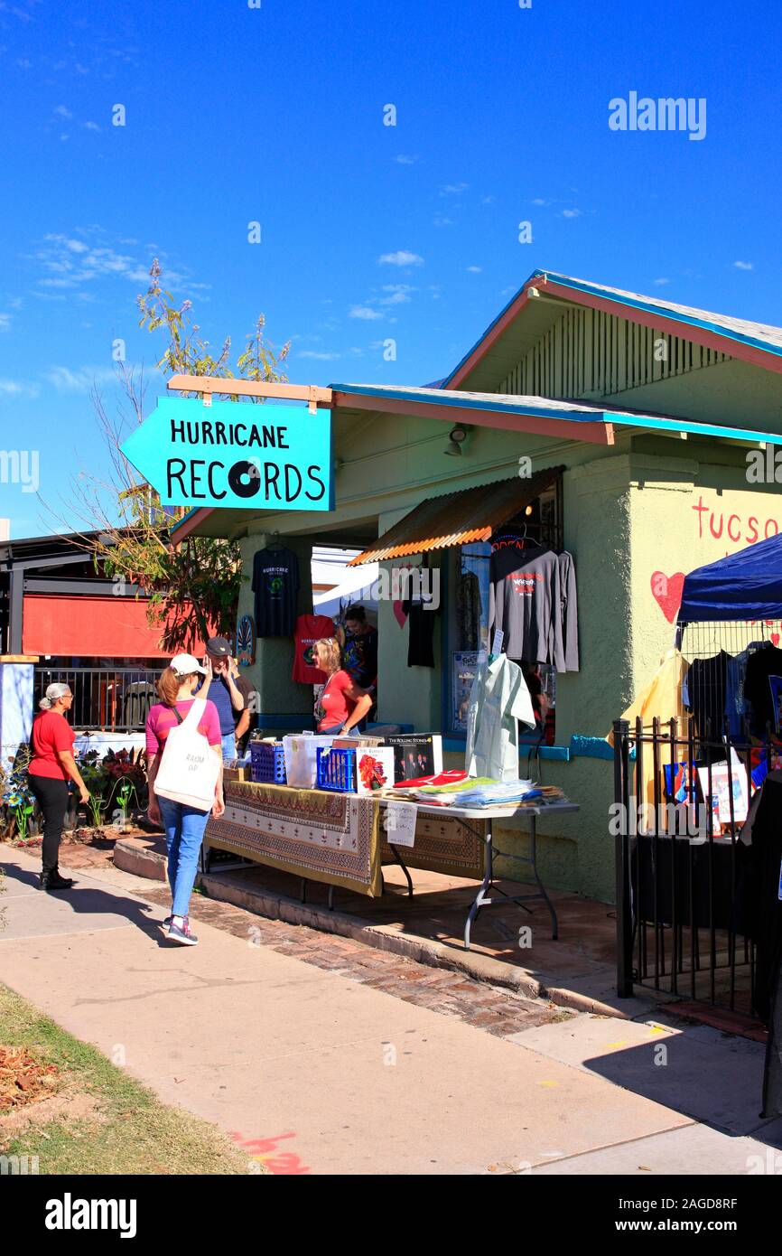Menschen außerhalb der Hurricane Records vinyl Store auf der Vierten Ave" in der Innenstadt von Tucson, AZ Stockfoto