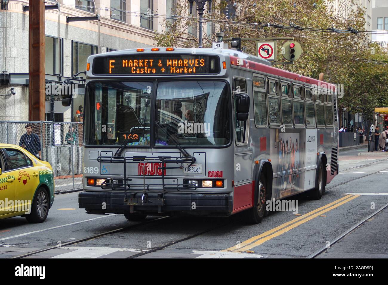 Muni-Bus an der Market Street. Öffentliche Verkehrsmittel in San Francisco, Vereinigte Staaten von Amerika. Stockfoto