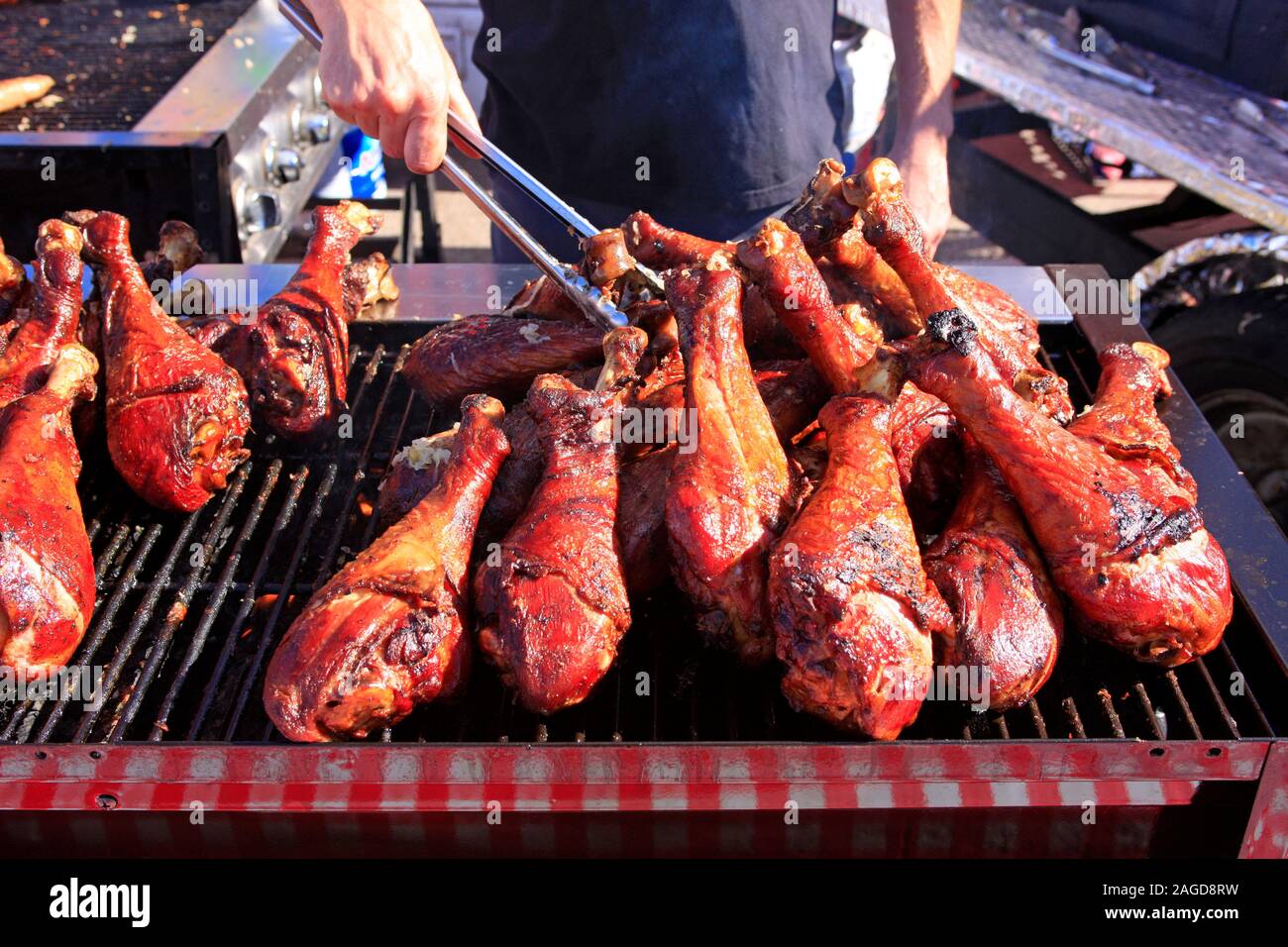 BBQ "Schenkel von Truthühnern, durch ein Lebensmittel Hersteller am historischen Vierten Straße Markt in Tucson, AZ gekocht Stockfoto