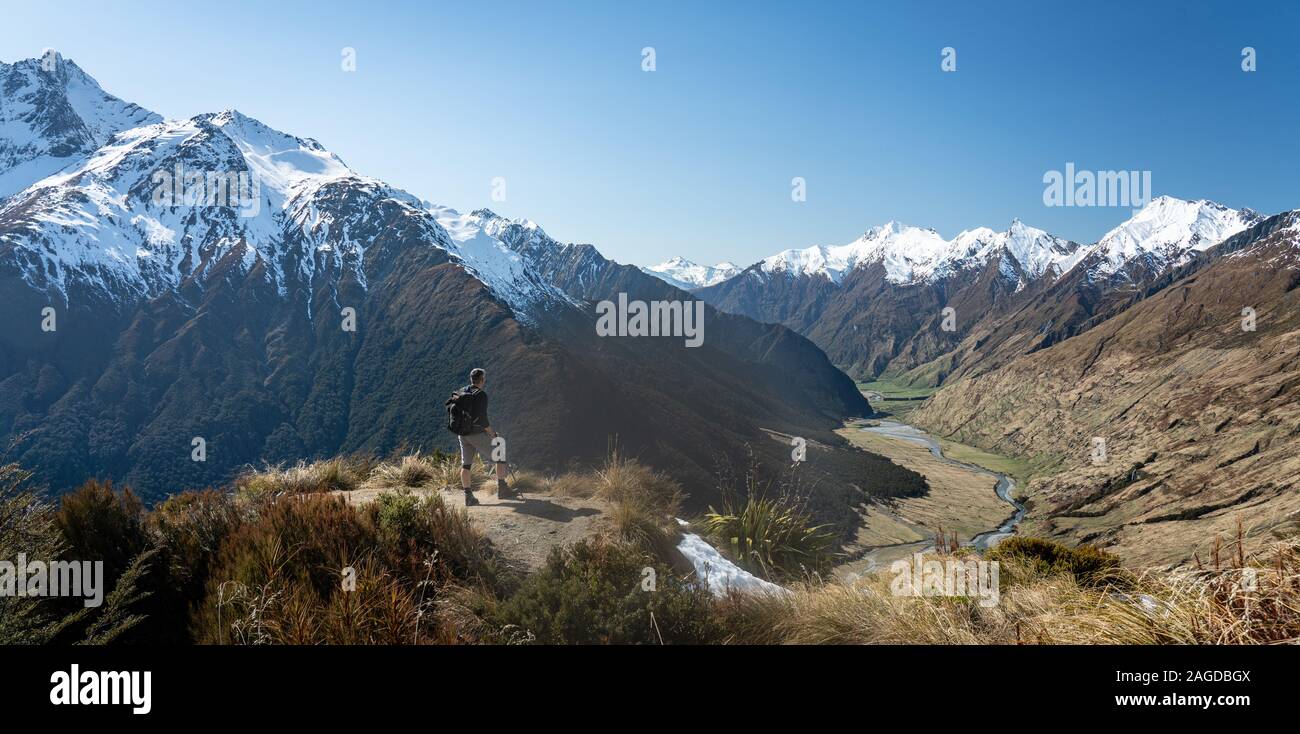 High-Angle-Aufnahme einer Person, die in Mount Aspiring wandert Nationalpark Stockfoto