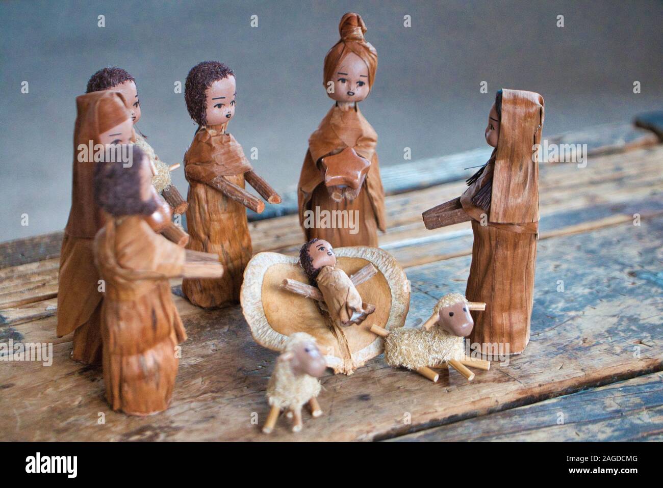 Nahaufnahme von schönen kleinen Weihnachtsfiguren, die die Geburt zeigen Des Christus Stockfoto