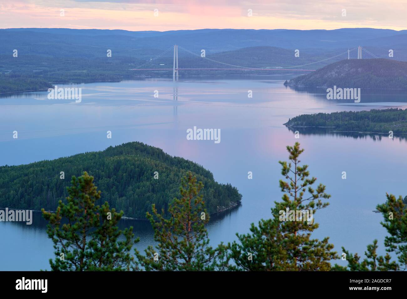 Landschaft mit der Hochküstenbrücke von Valkallen, Höga Kusten, Schweden Stockfoto