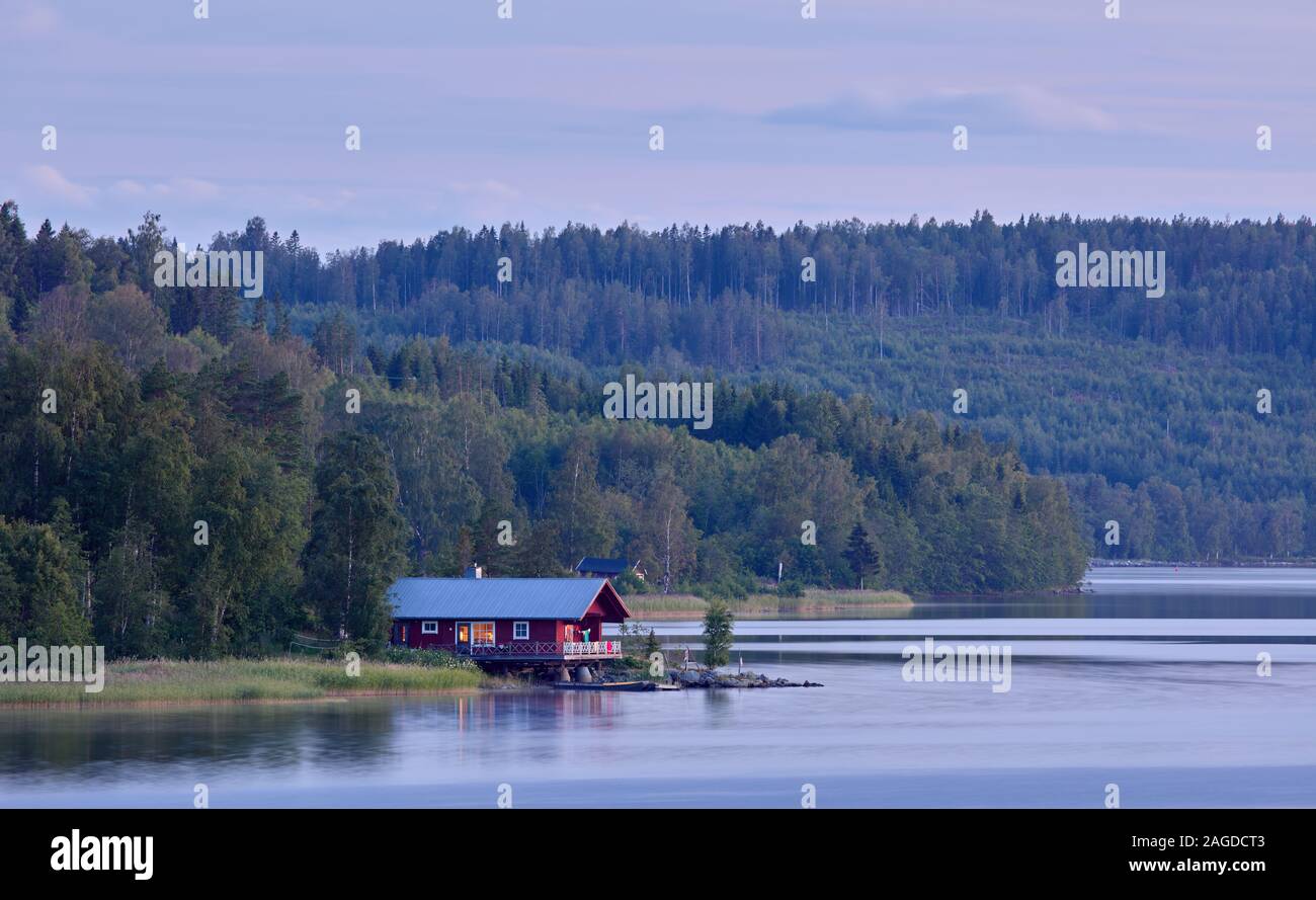 Haus in der Hohen Küste, Schweden, während der Sommernacht Stockfoto