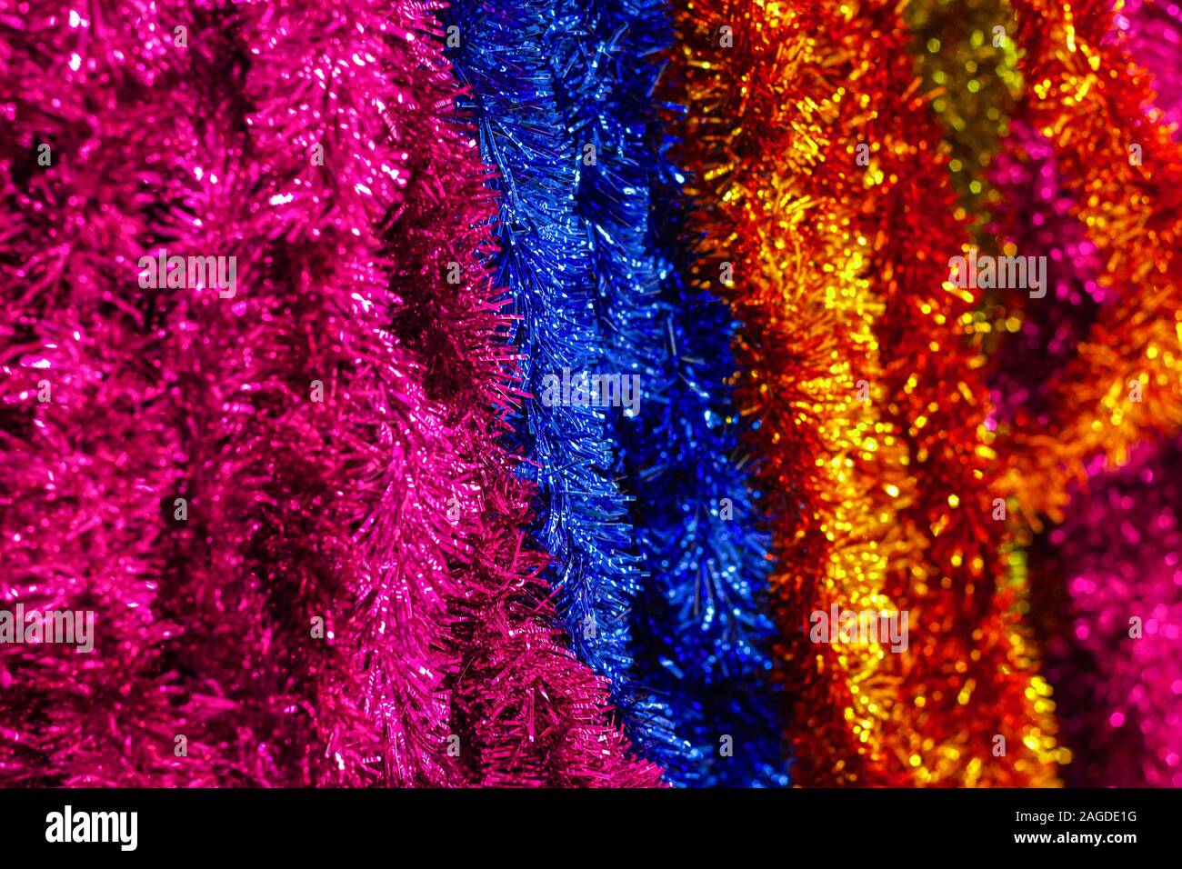 Mehrfarbige lametta Girlande Weihnachten Dekorationen glänzend Palette Stockfoto