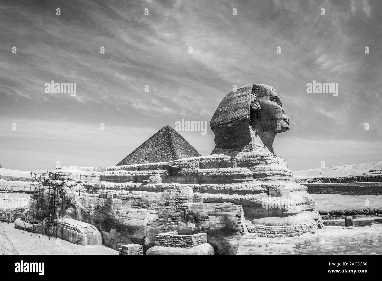 Low-Angle-Aufnahme des berühmten historischen ägyptischen Sphinx unter Der düstere Himmel Stockfoto