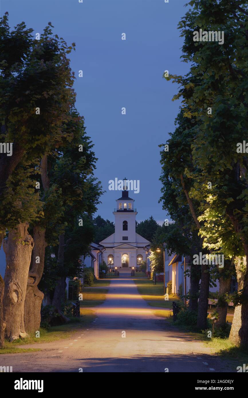 Baumallee, die zur Kirche in Forsmark Bruk, Schweden führt Stockfoto