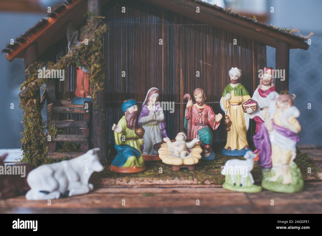 Nahaufnahme von kleinen Weihnachtsfiguren, die die Geburt zeigen Des Christus Stockfoto