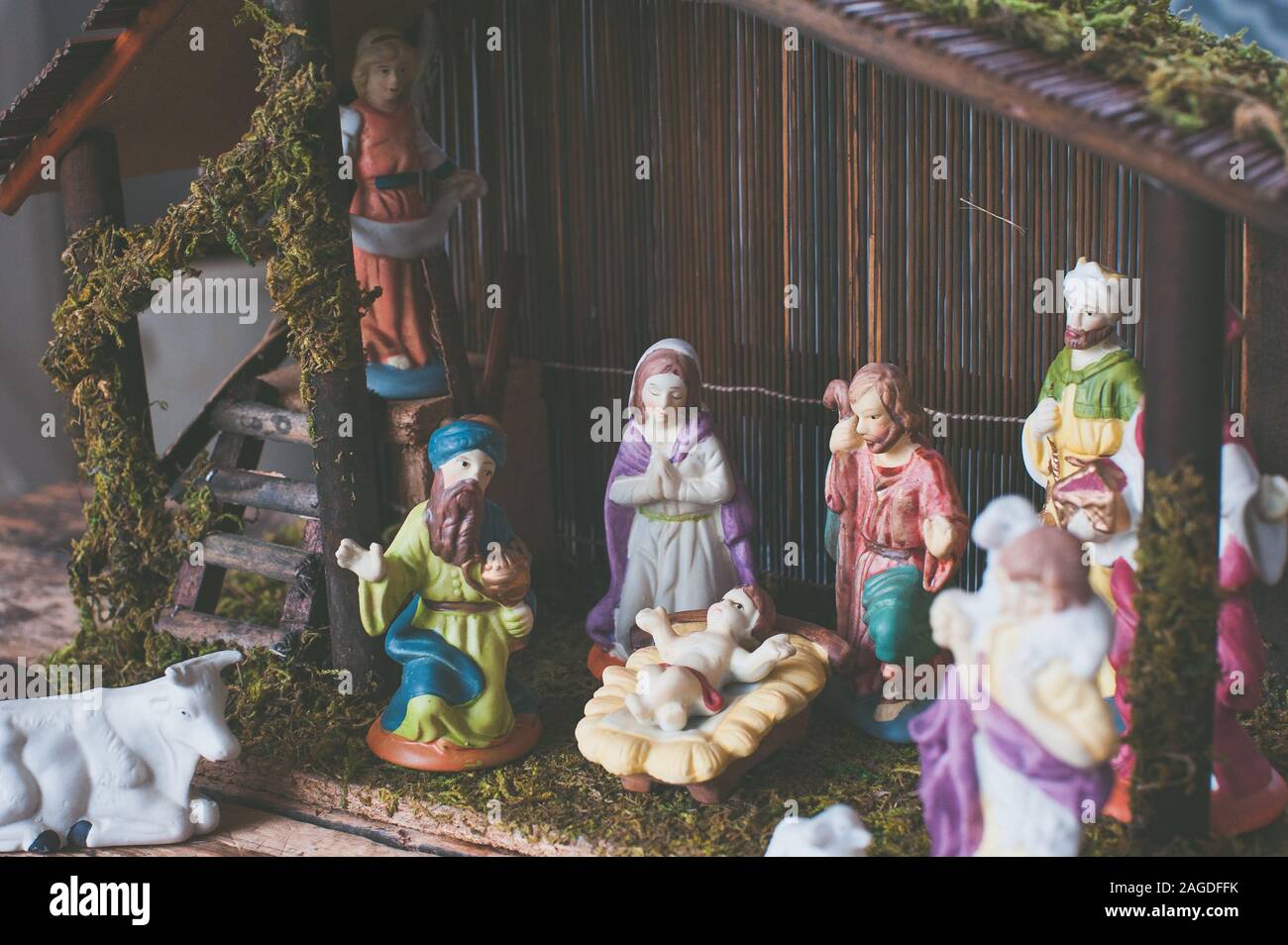 Nahaufnahme von kleinen Weihnachtsfiguren, die die Geburt zeigen Des Christus Stockfoto