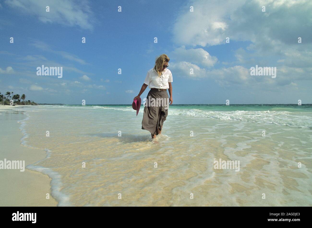 Frau geht den Strand in Mexiko Stockfoto