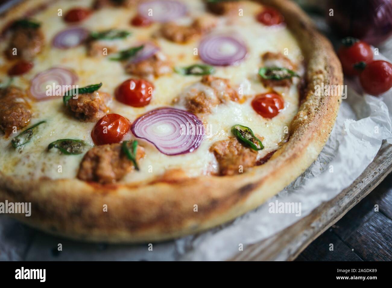 Details heiße Pizza im Restaurant. Purple onion Nahaufnahme. Stockfoto
