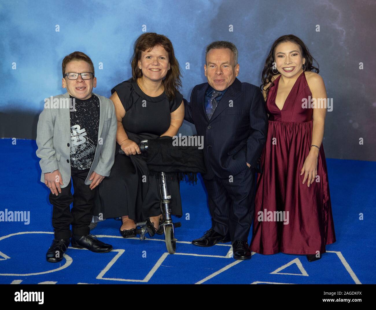 London, Großbritannien. 18 Dez, 2019. LONDON, ENGLAND - Dezember 18: Warwick Davis und Familie teilnehmen Die Europäische Premiere von 'Star Wars: Der Aufstieg der Skywalker" im Cineworld Leicester Square am 18. Dezember 2019 in London, England. Credit: Gary Mitchell, GMP-Media/Alamy leben Nachrichten Stockfoto