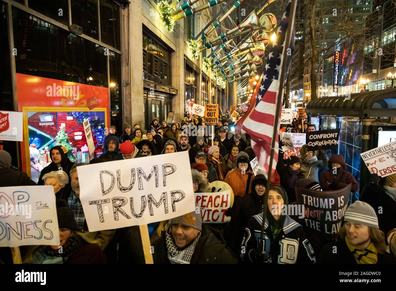 Chicago Protestkundgebung in der Unterstützung der Amtsenthebung von Präsident Donald Trump, wurde in Federal Plaza an einem kalten Tag statt, am Tag vor dem amtsenthebungsverfahren Abstimmung geplant ist. Nach der Kundgebung der Masse entlang der Straßen in der Schleife marschierten, ihren Zorn zu Trump Tower zu nehmen. Stockfoto