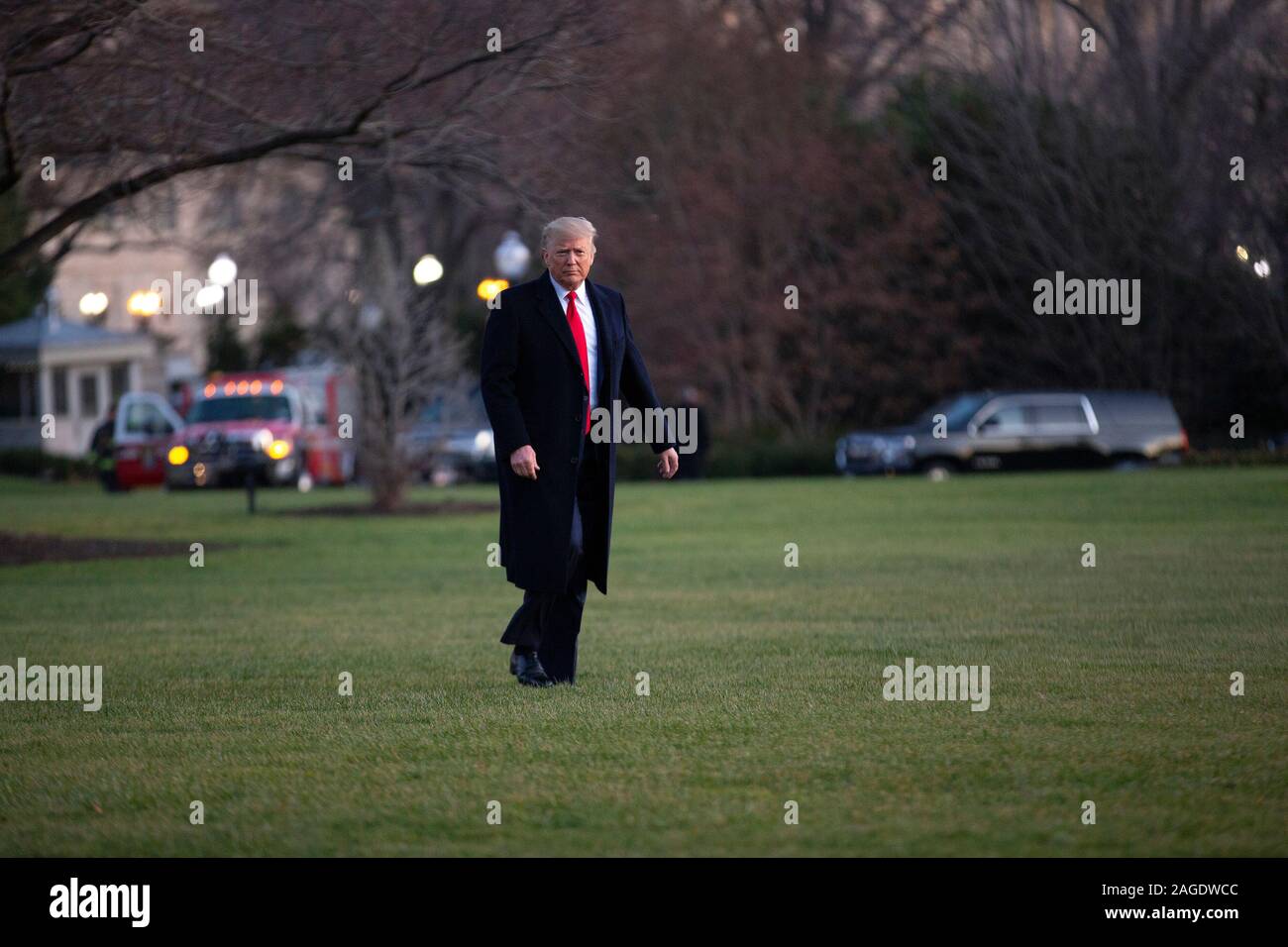 Präsidenten der Vereinigten Staaten Donald J. Trumpf Wanderungen zu Marine One auf dem Südrasen des Weißen Hauses in Washington, DC, USA, als er für eine "Keep America große Kundgebung in Battle Creek, Michigan fährt am Mittwoch, 18. Dezember 2019. Das Repräsentantenhaus soll auf zwei Artikel Amtsenthebungsverfahren gegen ihn heute später zu stimmen. Credit: Stefani Reynolds/CNP/MediaPunch Stockfoto