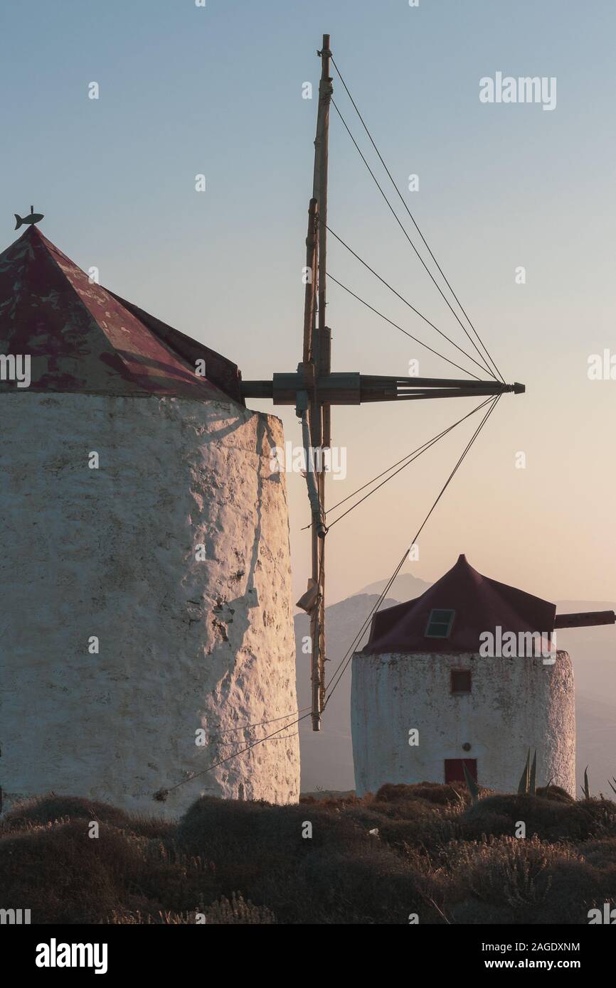 Low-Angle-Aufnahme von weißen Leuchttürmen in einem grasbewachsenen Feld Unter dem Sonnenuntergang Himmel Stockfoto