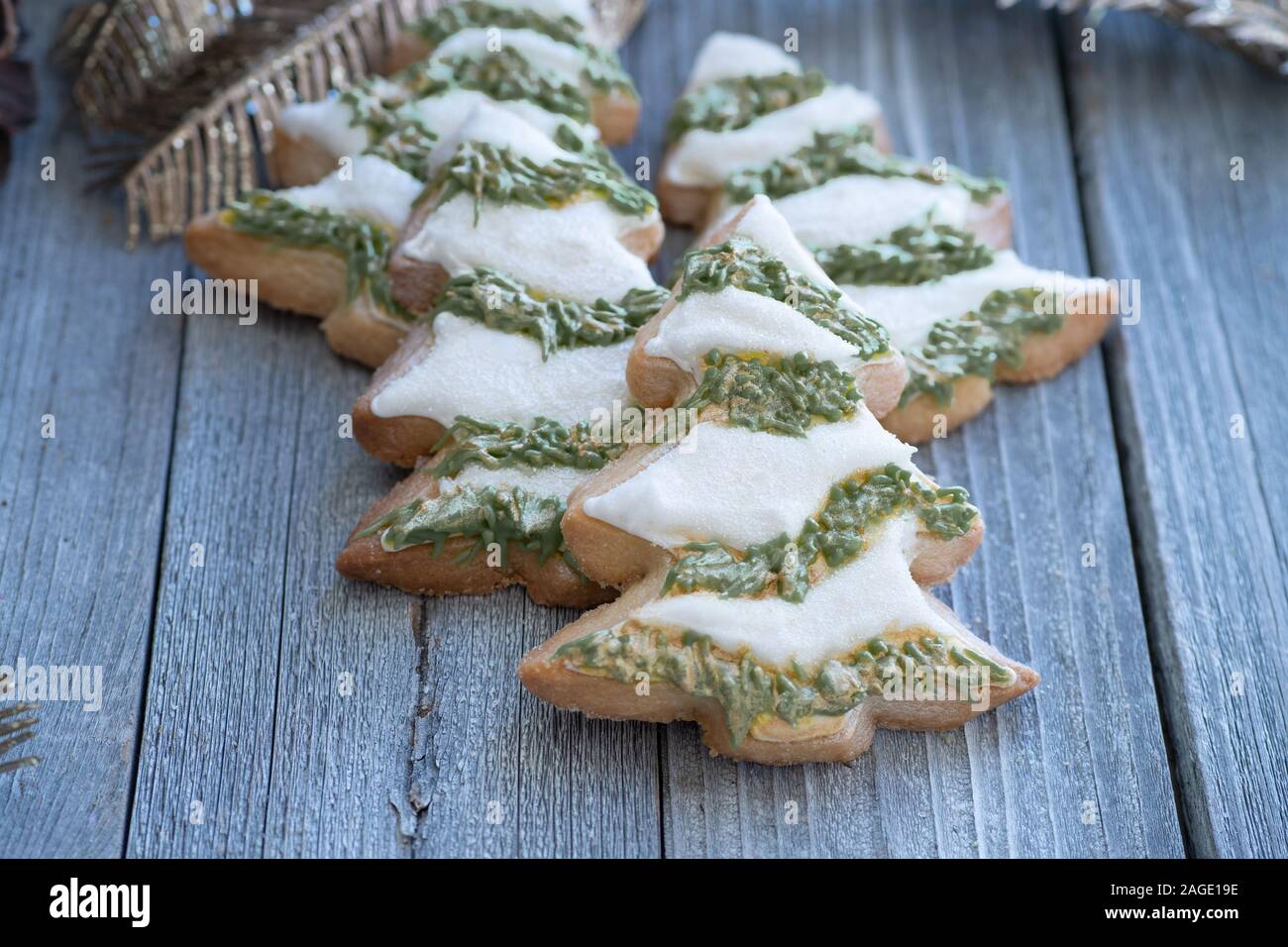 Weihnachten, Baum schneiden Sie Cookies in Royal Sahnehäubchen auf hölzernen Tisch dekoriert Stockfoto