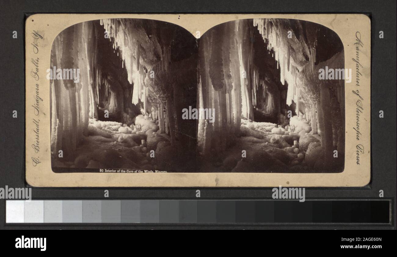 Innere der Höhle der Winde, Niagara Ansichten sind nummeriert: 2, 7, 8, 16-18, 20, 22, 25, 29-31, 37, 38, 41-43, 46, 48, 56, 62, 64, 73, 77, 78, 80, 82, 87, 90, 92, 95, 100, 107, 110, 117, 123, 131, 142, 145, 150, 153, 156, 165, 168-173, 188, 194, 197-199, 204, 206, 214, 216, 225, 226, 228, 229, 233, 237, 238, 243-245, 250, 25 254, 257, 274, 282, 285, 289, 290, 294, 298, 299, 327, 330, 336, 344, 347, 348, 350, 358, 359, 366, 388, 394, 400, 401, 411, 425, 431, 435, 437, 447, 459, 467, 468, 470, 472, 484, 489, 491, 498, 504, 411, 412, [523], 531, 541, 545, 560, [561], 562, 565, 570, 573, 585, 59 Stockfoto