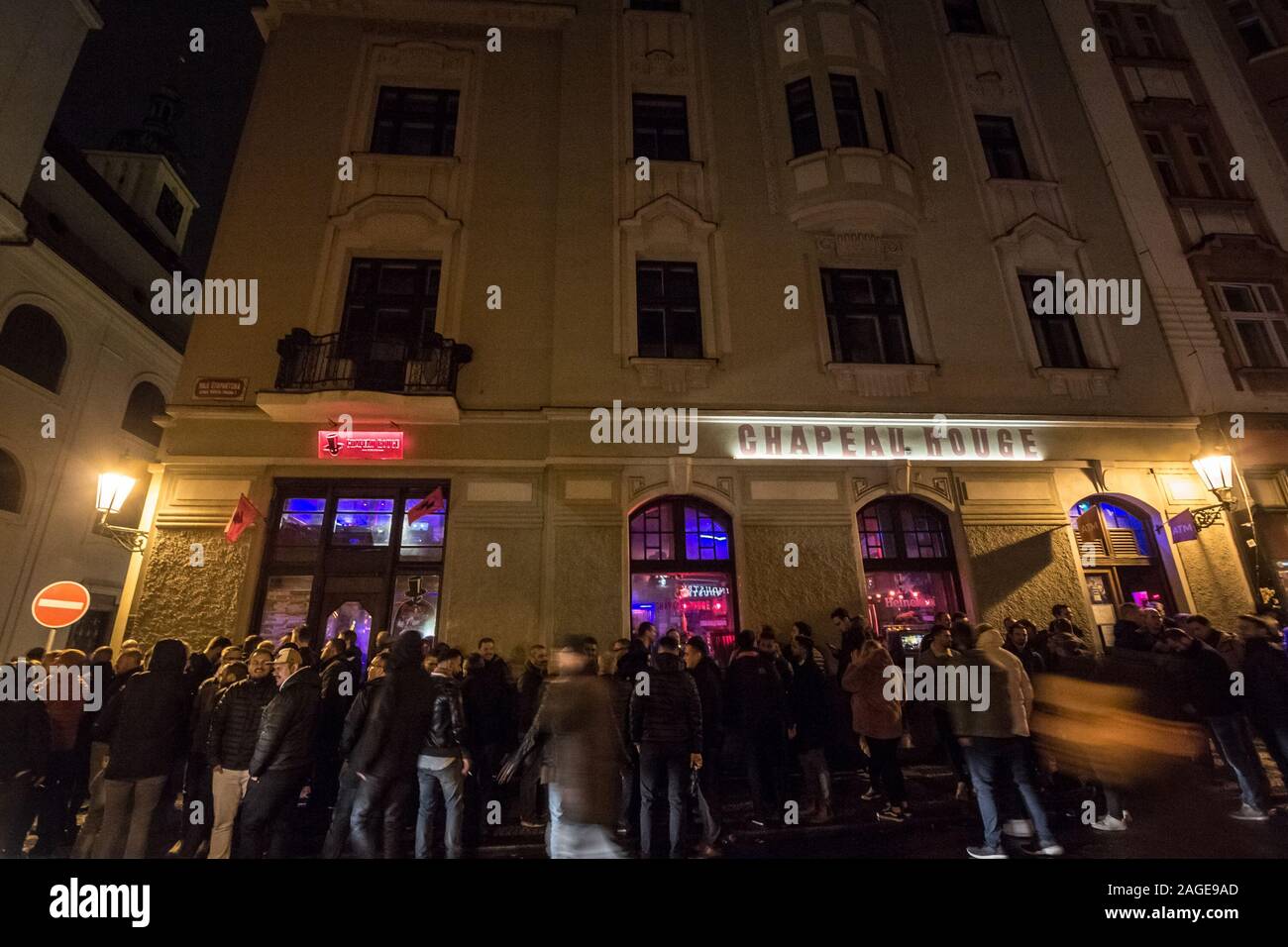 Prag, Tschechien - NOVEMBER 1, 2019: Masse der Leute in der Warteschlange vor Chapeau Rouge in der Nacht. Chapeau Rouge ist eine der wichtigsten Clubs und danci Stockfoto