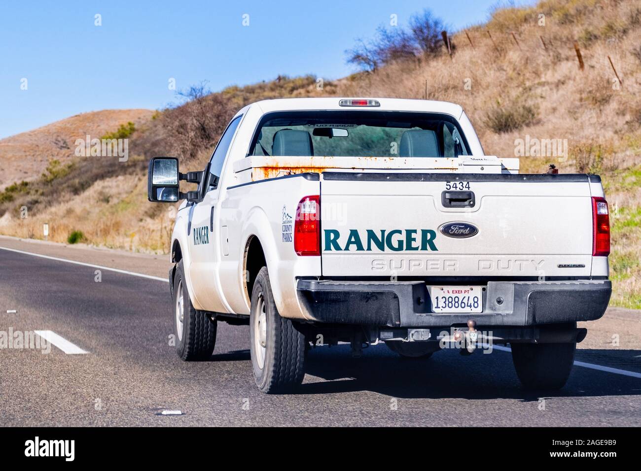 Dez 9, 2019 Santa Barbara/CA/USA - Santa Barbara County Parks Ranger während der Fahrt auf der Autobahn Stockfoto