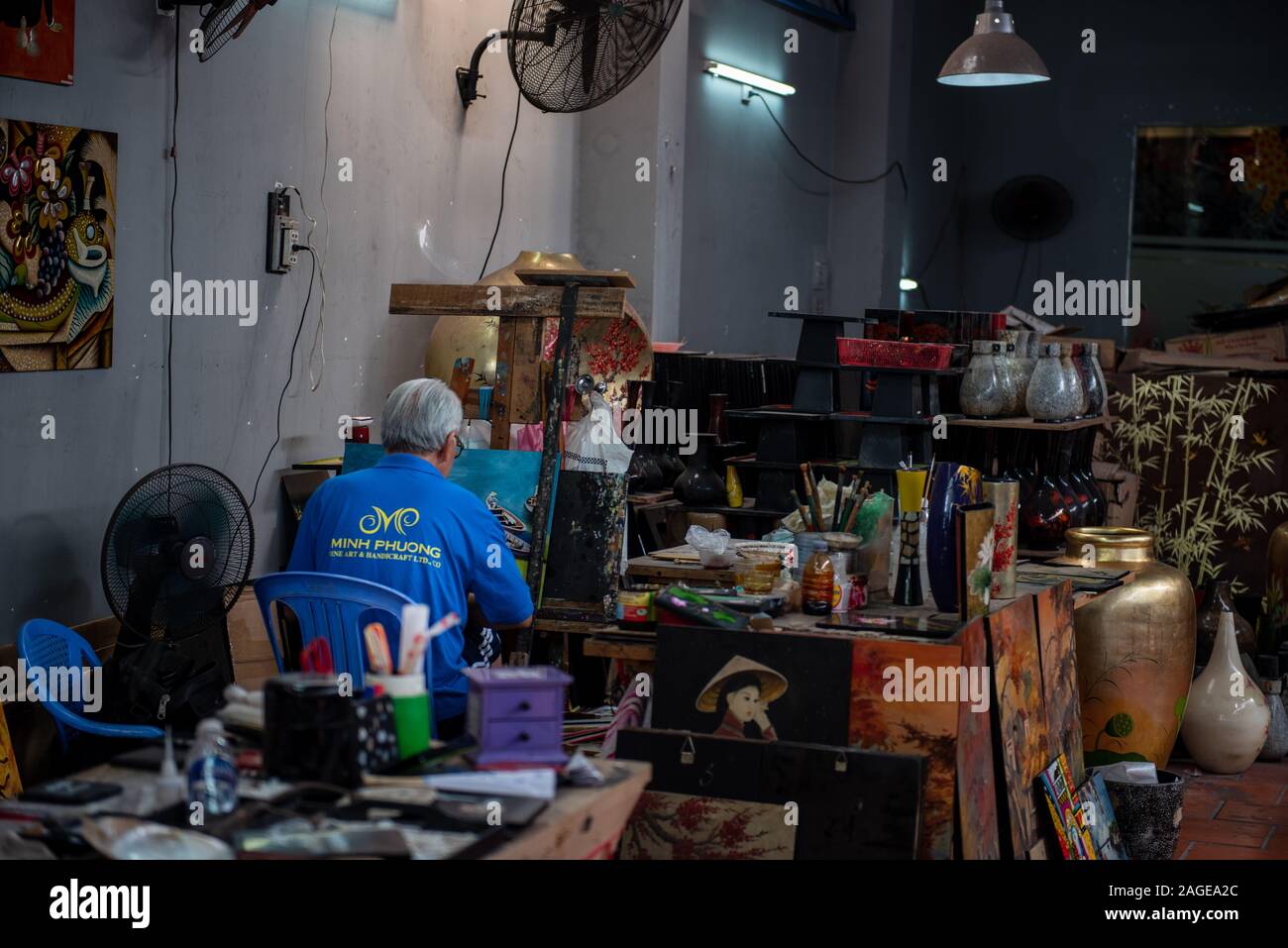 Ho Chi Minh City, Vietnam - - März 19., 2016. Foto eines Künstlers in einem kleinen Studio in Ho Chi Minh City arbeiten. Stockfoto