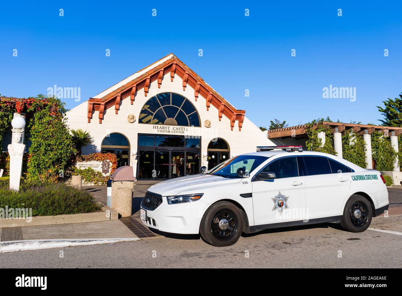 Dezember 9, 2019 San Simeon/CA/USA - California State Parks Friedensoffizier Fahrzeug vor Hearst Castle Besucherzentrum geparkt Gebäude in der Nähe t Stockfoto