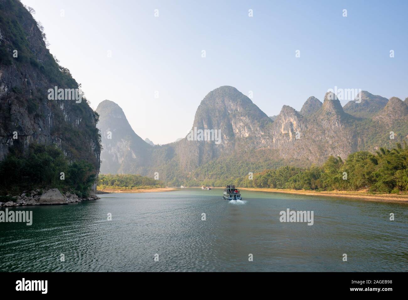 Boot auf Li River Cruise und Karst Bildung Landschaft im Nebel zwischen Guiling und Yangshuo, Guangxi Provinz, China Stockfoto
