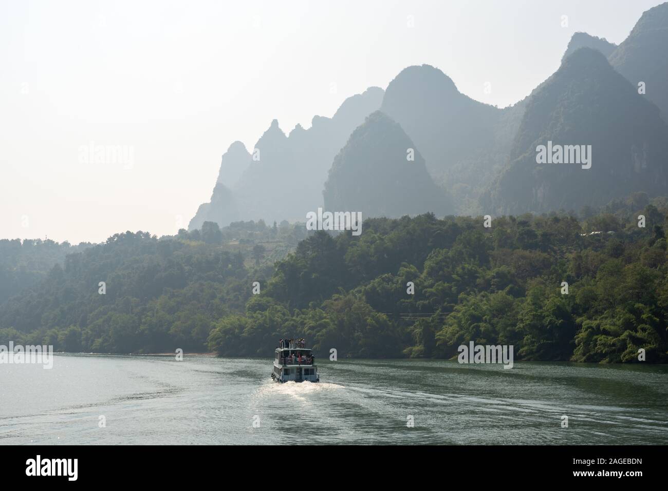 Boot auf Li River Cruise und Karst Bildung Landschaft im Nebel zwischen Guiling und Yangshuo, Guangxi Provinz, China Stockfoto