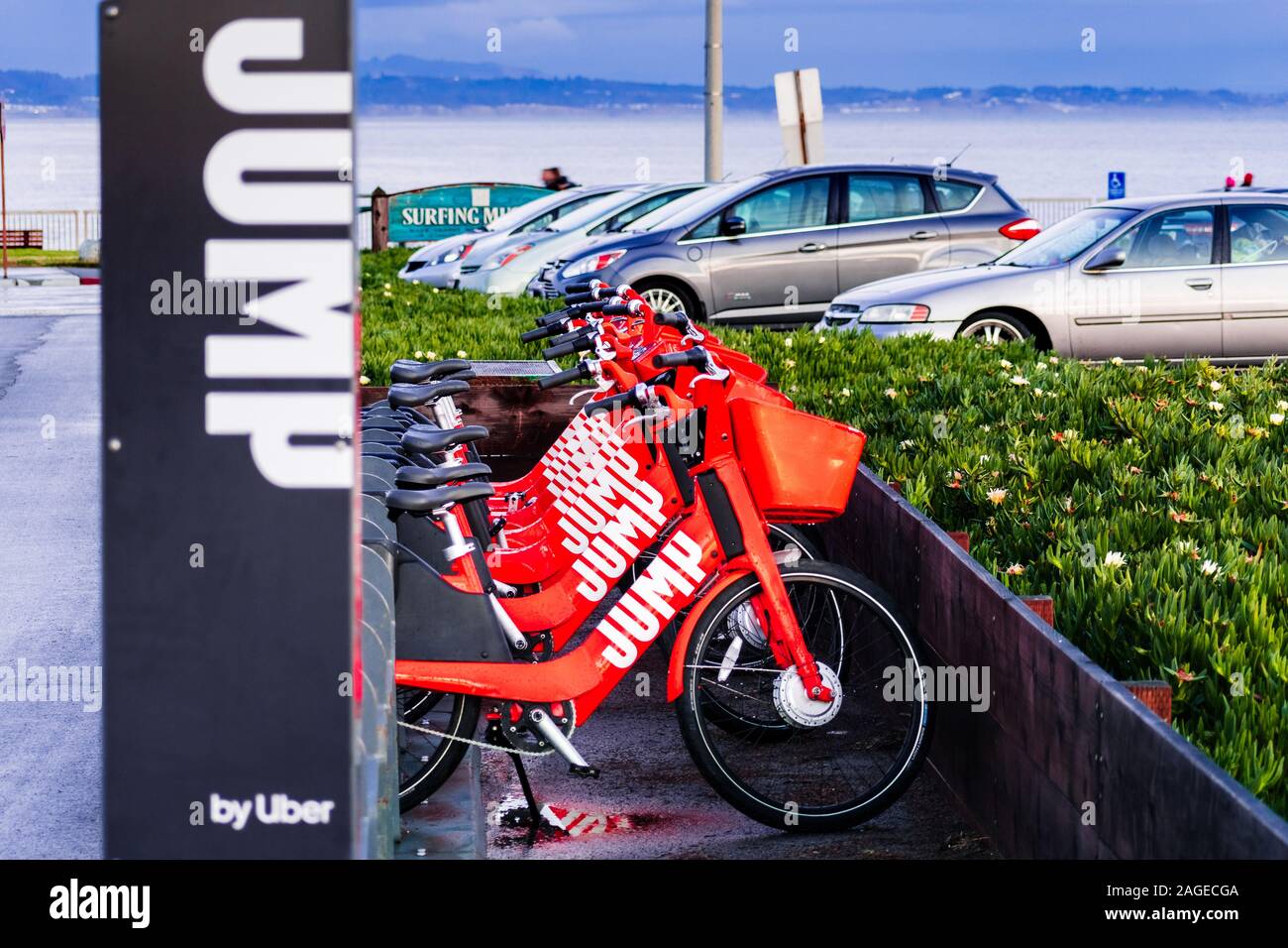 Nov 29, 2019 Santa Cruz/CA/USA - Jump Bike Station an der Pazifik Küste; JUMP ist ein dockless Elektrofahrrad sharing System im Besitz von UBE Stockfoto