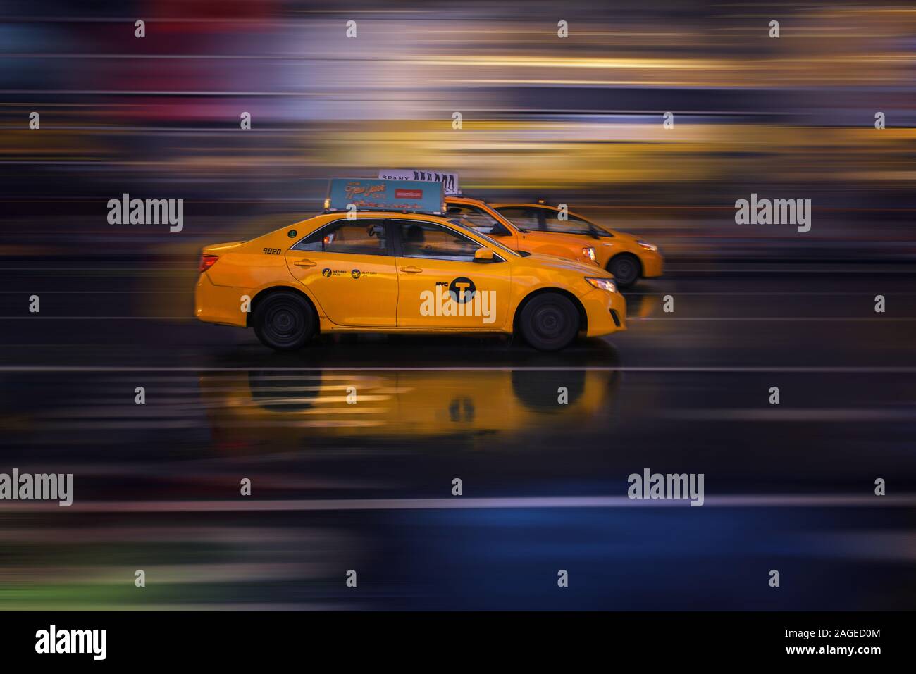 New York City, Vereinigte Staaten - 18.Dezember, 2018: Taxis racing einander für die Fahrt. Stockfoto