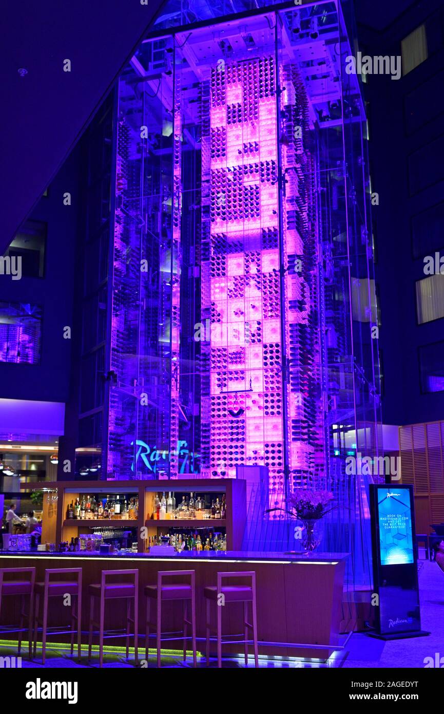 Die winetower im Radisson Blu Lobby, Zürich Kloten (ZRH) CH Stockfoto