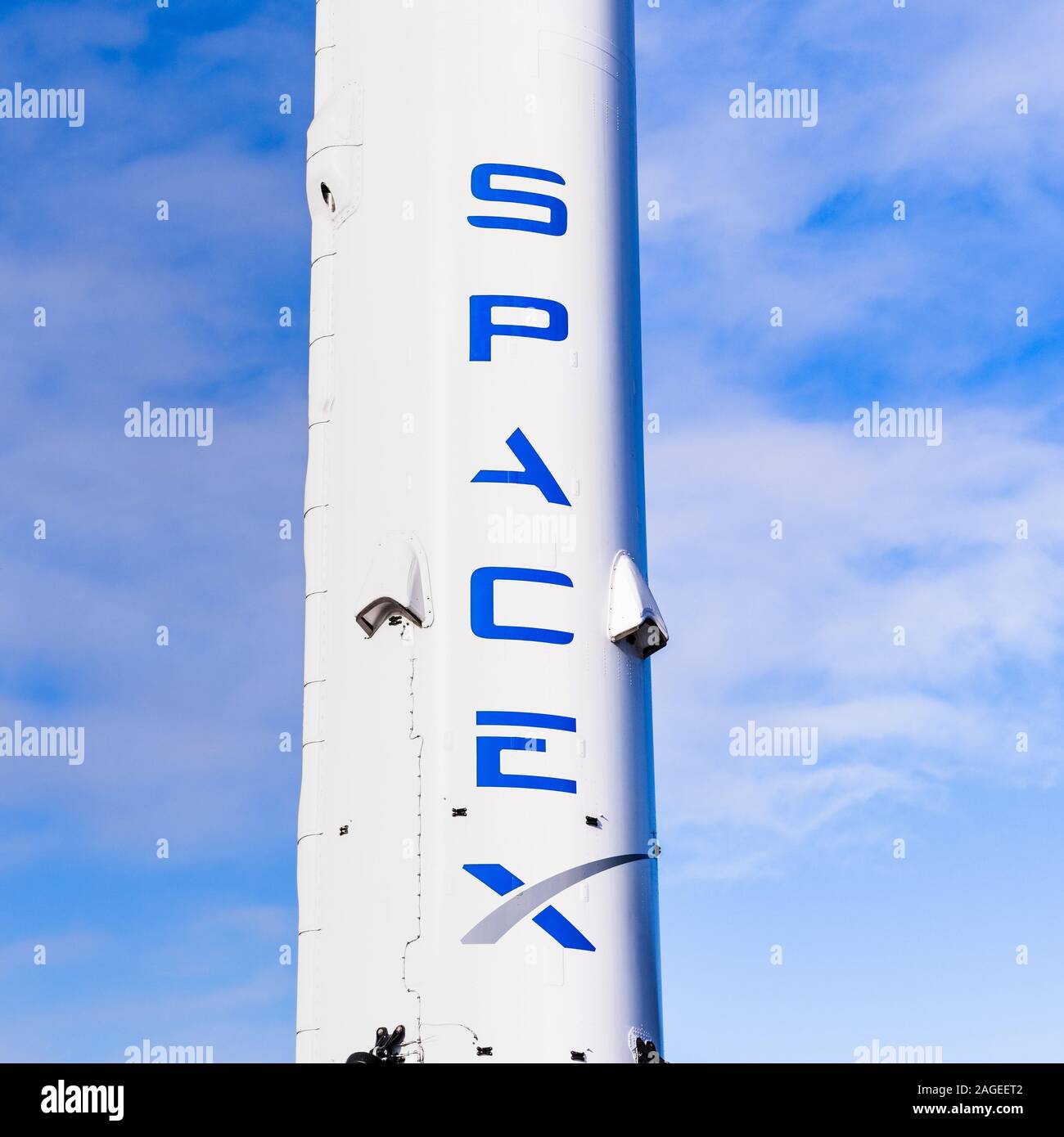 Dec 8, 2019 Hawthorne/Los Angeles/CA/USA - SpaceX (Space Exploration Technologies Corp.) Auf Falcon 9 Rakete an Ihrem Hauptsitz; SpaceX i Stockfoto