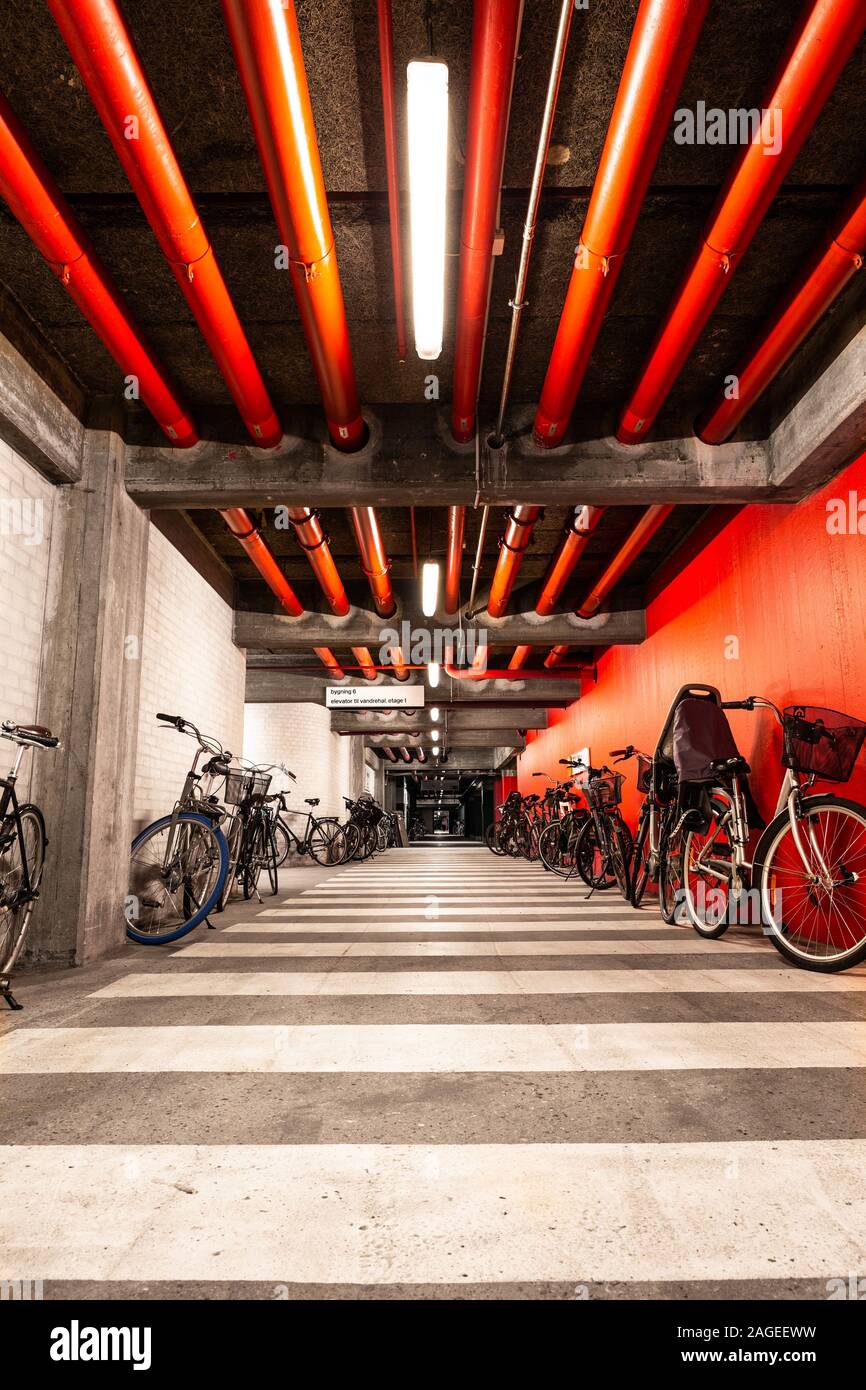 Vertikale Aufnahme von Fahrrädern in der Garage mit rot geparkt Wände Stockfoto