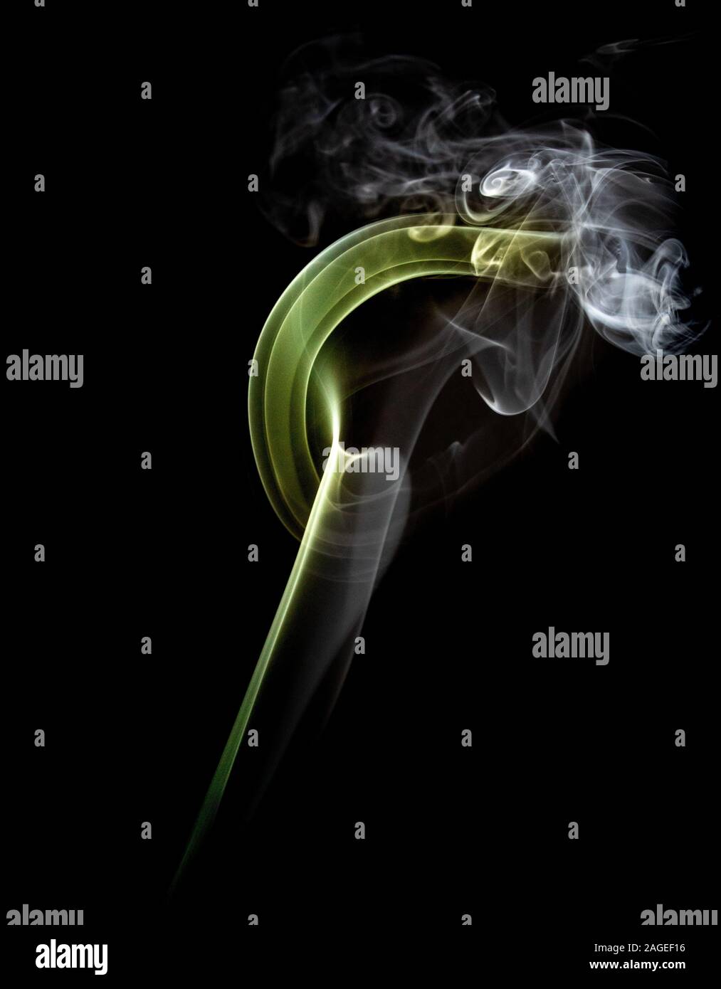 Vertikale Aufnahme von grünem Rauch wisp vor einem schwarzen Hintergrund Stockfoto