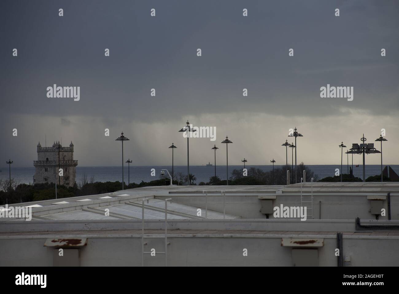 Stürmischen Tag in Lissabon, Portugal. Am Horizont gibt es den Turm von Belém und den Tejo. Stockfoto