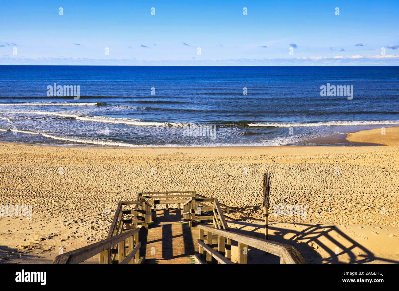 Hochwinkelaufnahme einer Holztreppe, die zum Strand in Kampen, Sylt, führt Stockfoto
