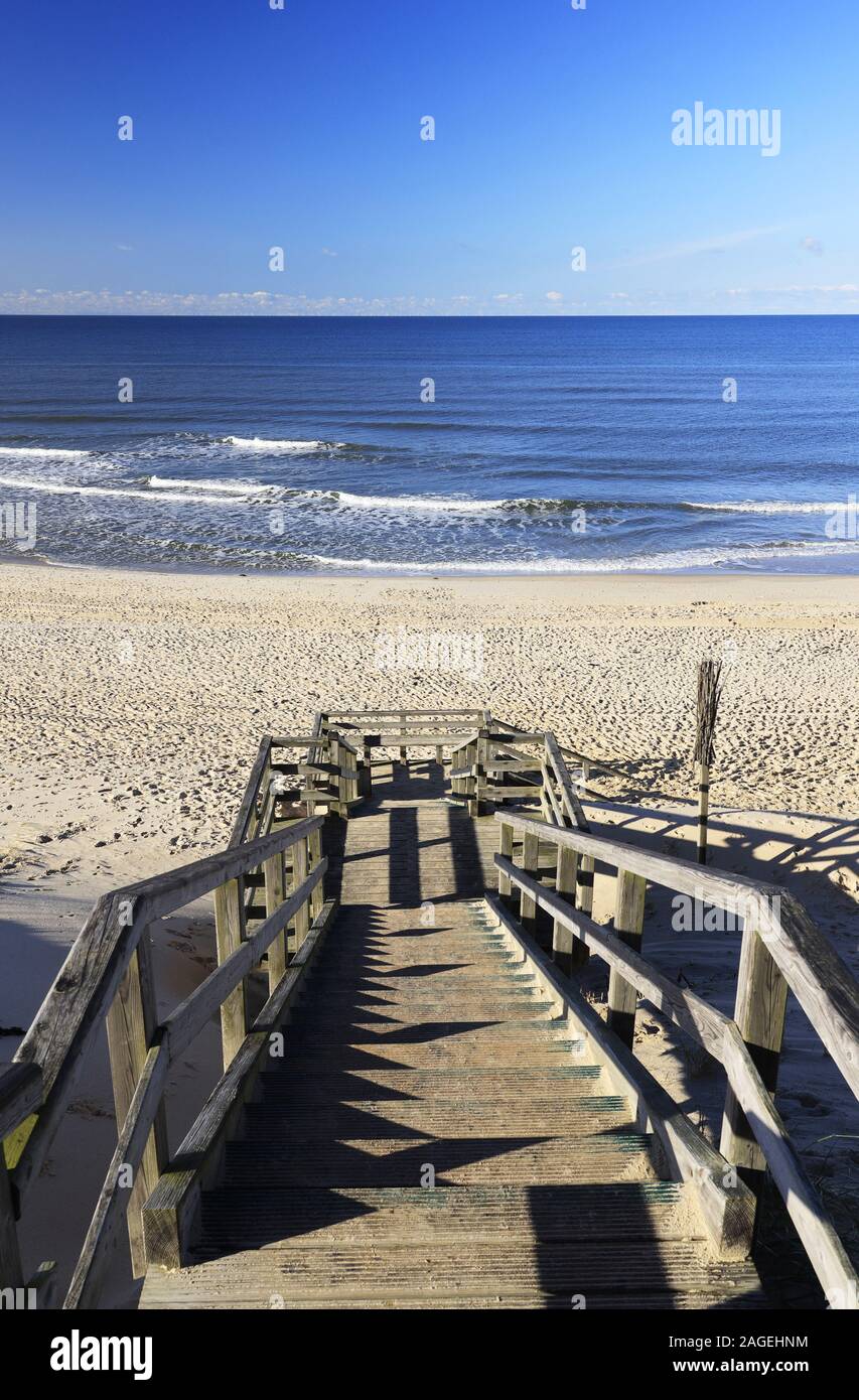 Vertikale Hochwinkelaufnahme einer Holztreppe, die zum Strand in Kampen, Sylt, führt Stockfoto