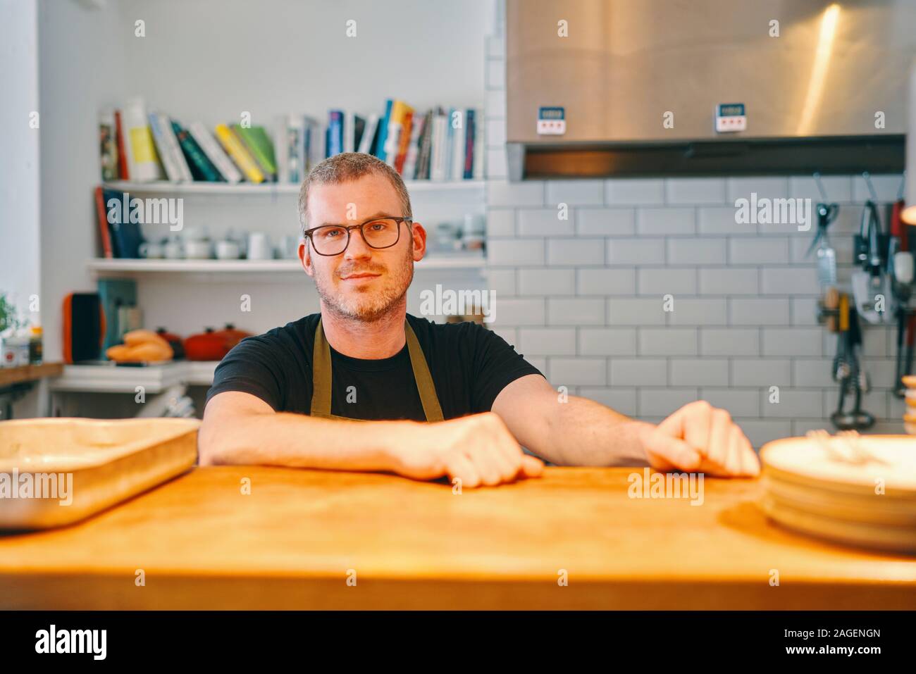 Kellner Service Counter im Restaurant warten Stockfoto