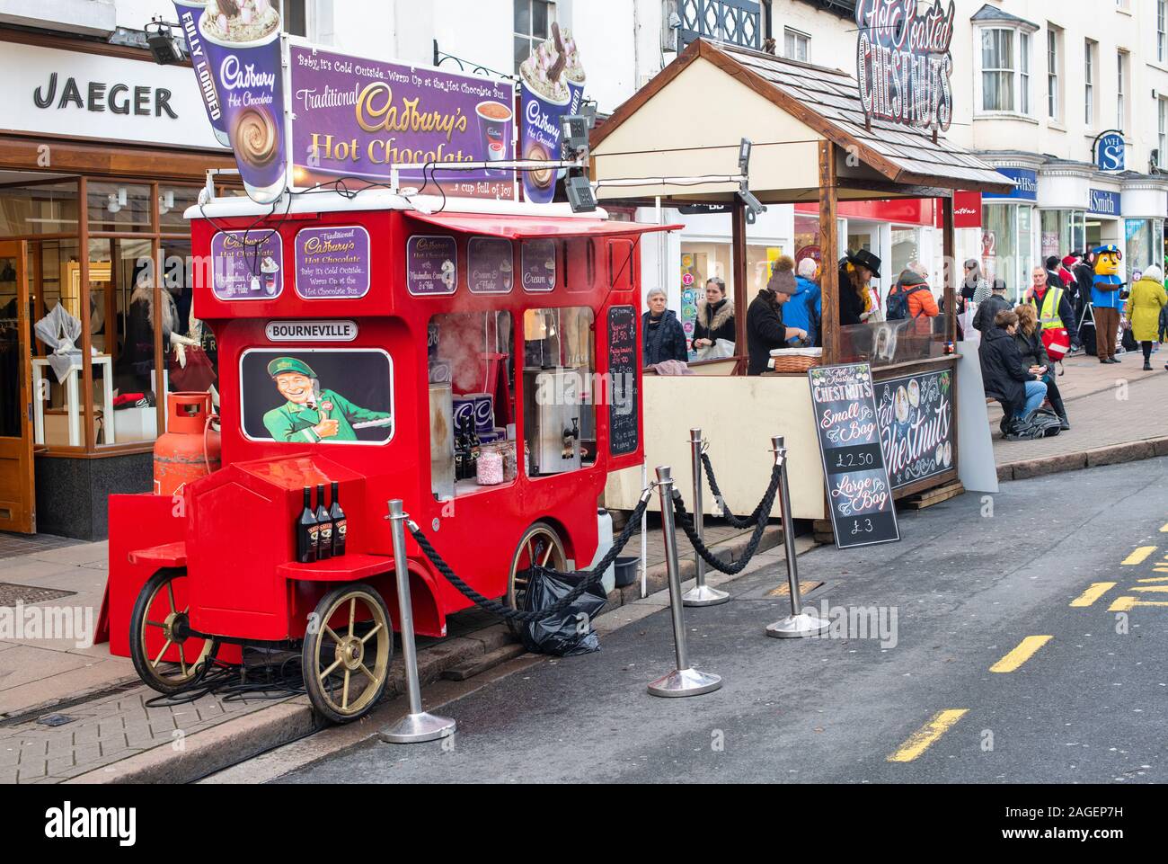 Heiße Schokolade in einem viktorianischen Weihnachtsmarkt abgewürgt. Stratford-upon-Avon, Warwickshire, England Stockfoto