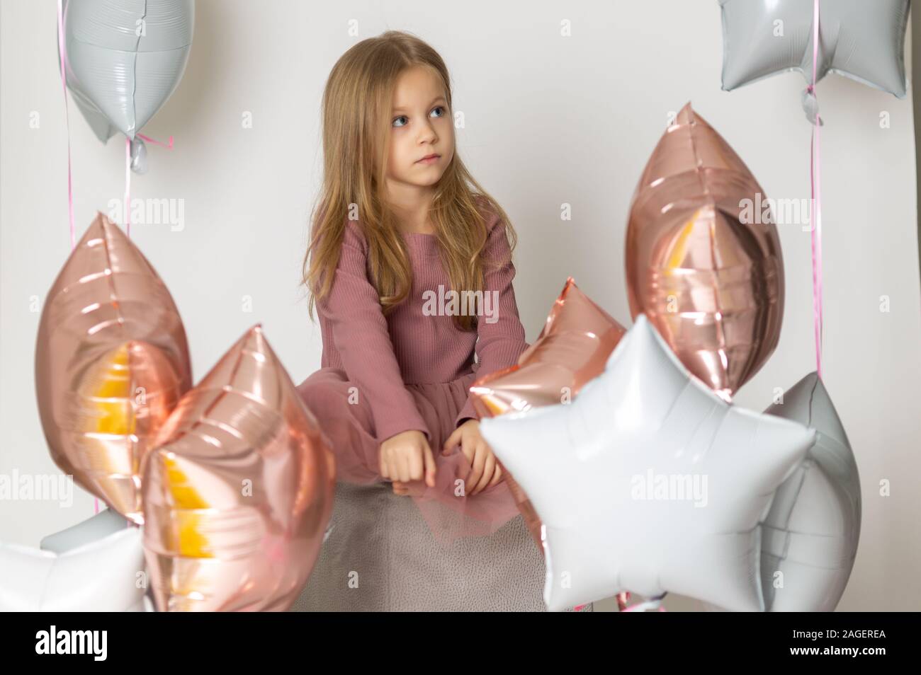 Schöne Mädchen mit bunten Luftballons auf weißem Hintergrund Stockfoto