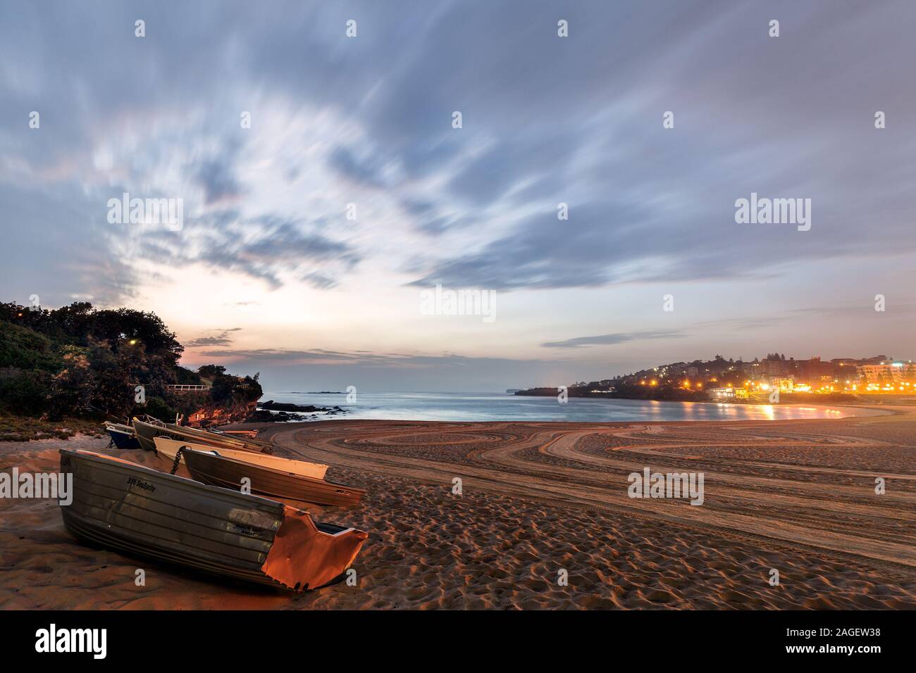 Boote am Strand bei Sonnenaufgang Stockfoto