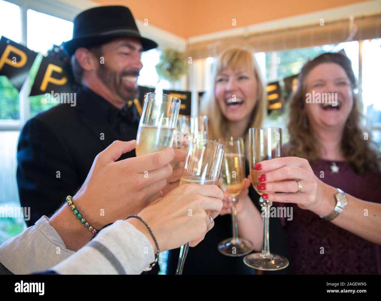 In der Nähe von Leuten ein Glas Champagner auf eine Silvesterparty Stockfoto
