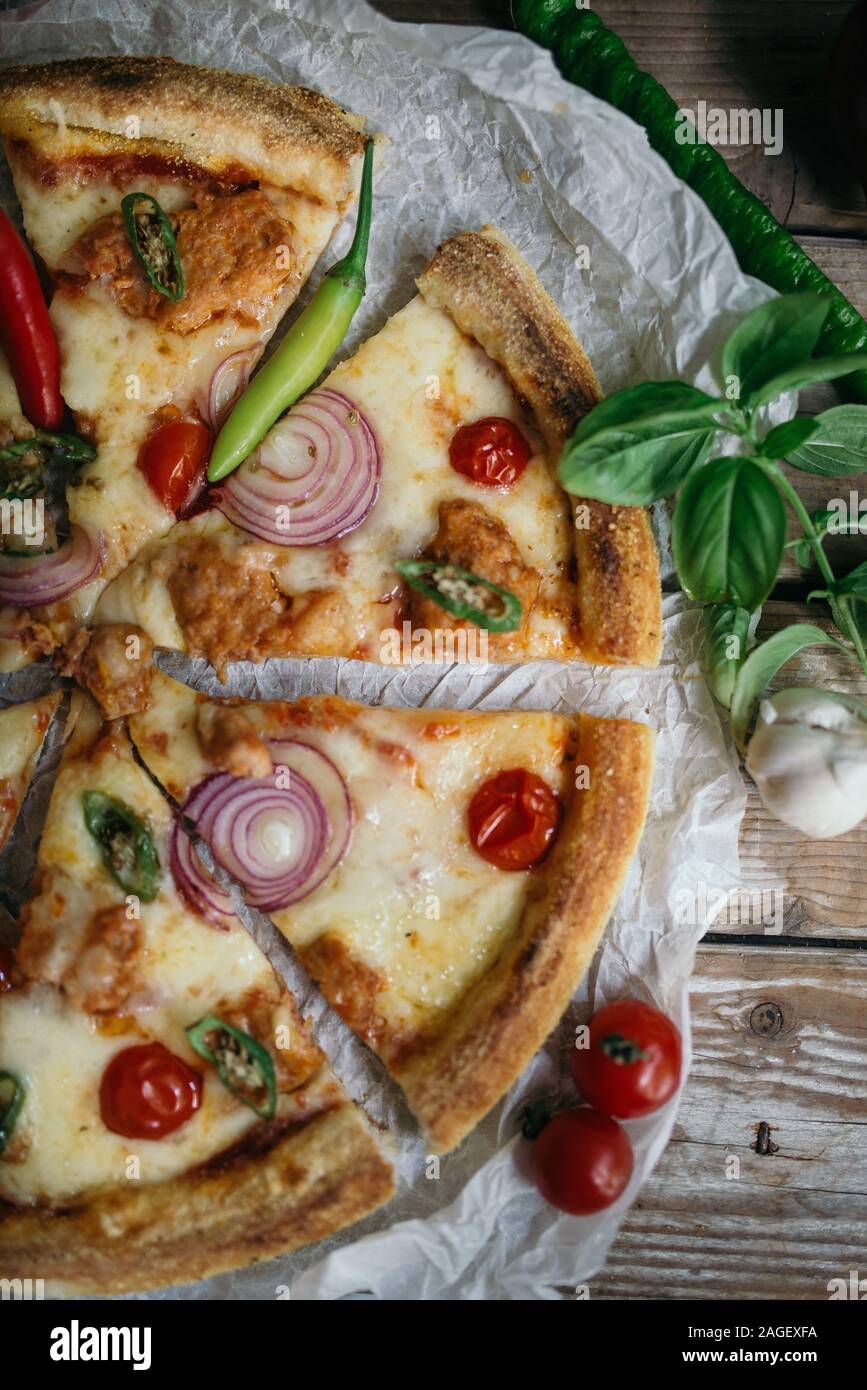 Details der Italienischen Pizza mit Salami und Kirsche Stockfoto