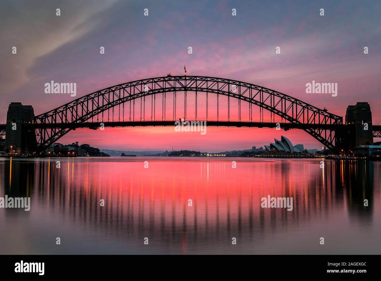 Sonnenaufgang am Hafen von Sydney mit der berühmten Harbour Bridge in die Stille des Morgens widerspiegelt Stockfoto