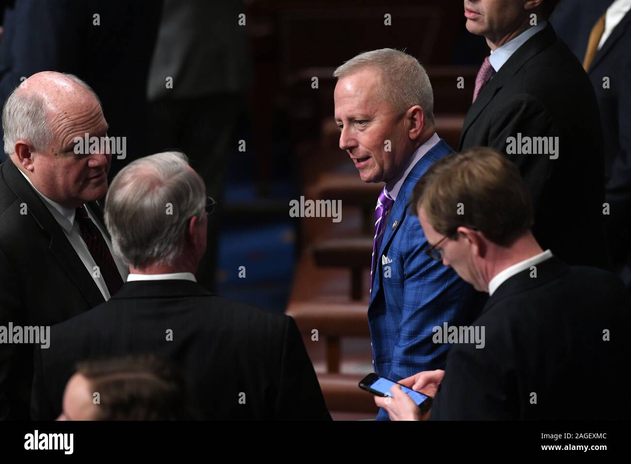 United States Vertreter Jeff Van Drew (Republikaner von New Jersey), Center, Chats mit Kollegen als Sprecher des US-Repräsentantenhauses, Nancy Pelosi (Demokrat aus Kalifornien) leitet Resolution 755, Artikel Amtsenthebungsverfahren gegen US-Präsident Donald J. Trumpf wie das Haus stimmen bei den US Capitol in Washington, DC, am 18. Dezember 2019. - Das US-Repräsentantenhaus stimmte am Mittwoch 229-198 US-Präsident Donald J. Trumpf für Verstopfung des Kongresses zu entheben. Das Haus Trumpf für den Missbrauch der Macht durch eine 230-197 Abstimmung angeklagt. Der 45. US-Präsident ist nur der dritte insasse o Stockfoto