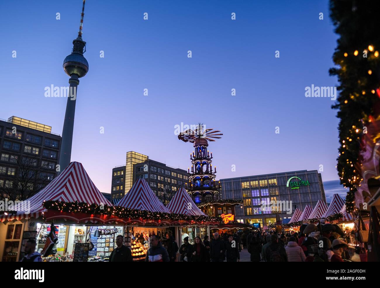 Galeria Kaufhof am Alexanderplatz in der Weihnachtsbeleuchtung  Stockfotografie - Alamy
