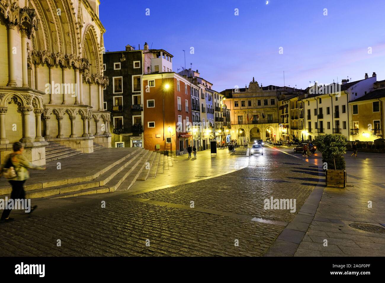 Cuenca, Spanien. 03 Okt, 2019. Der Marktplatz Plaza Mayor in der Kathedrale de Nuestra Señora de Gracia in den Abend in der blauen Stunde. Foto: Jens Kalaene/dpa-Zentralbild/ZB/dpa/Alamy leben Nachrichten Stockfoto