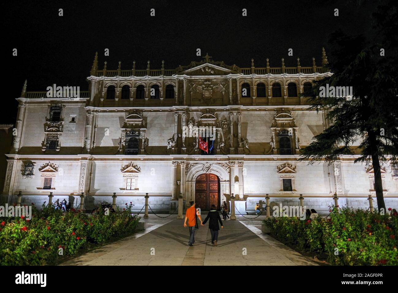 Alcala De Henares, Spanien. 21 Sep, 2019. Die Fassade des historischen Universität von Alcala ist eine der ältesten Universitäten in Europa, in der Altstadt am Abend. Foto: Jens Kalaene/dpa-Zentralbild/ZB/dpa/Alamy leben Nachrichten Stockfoto